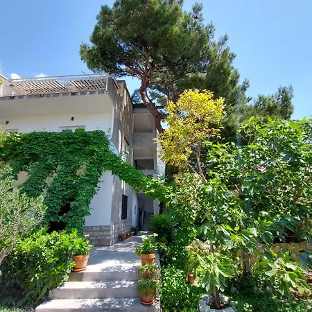 17 Pines Apartment Makarska